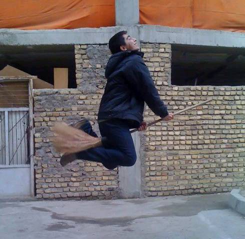 搞笑图片幽默段子笑话:兄弟你可真行啊,拿根扫把就起飞了啊?