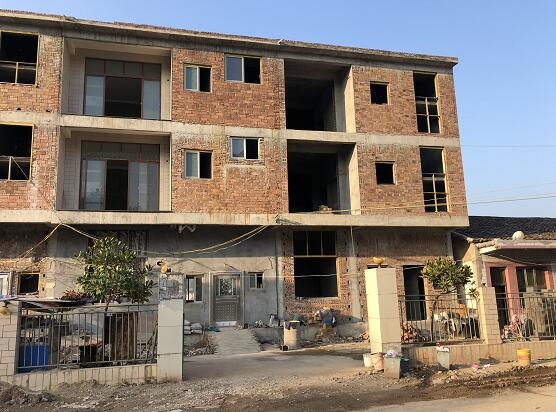 有村民反映,江某将属于江西省上饶市广丰区芦林街道办塘溪居坳山组的