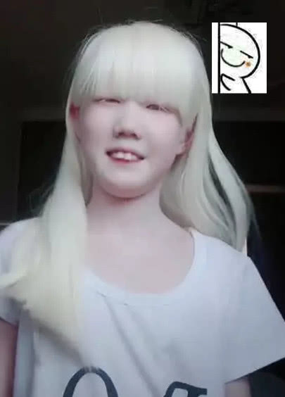 白发魔女刷爆抖音,本以为叛逆染发,转过身却