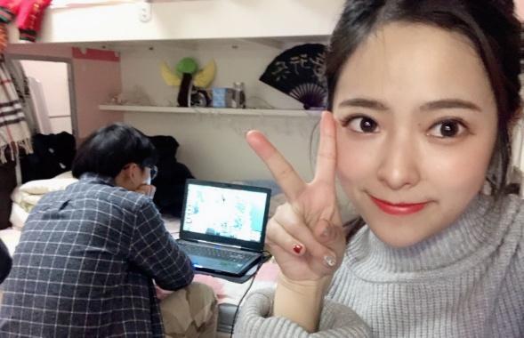 LOL美女解说Kris一战成名，满嘴骚话，电竞诗人王多多也被带跑偏|王多多 