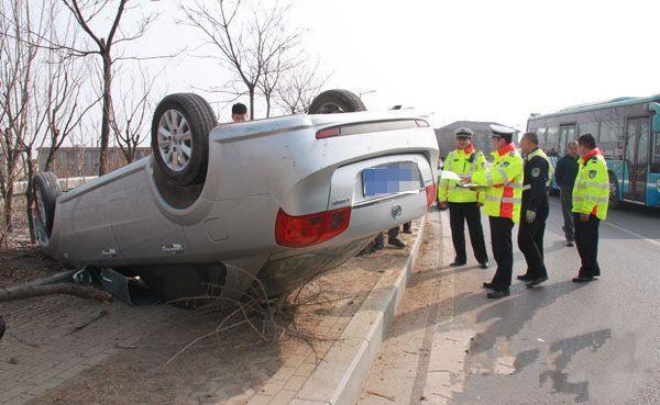 过弯到底能不能踩刹车？提前减速，没有比这个还安全的了！