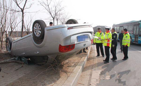 过弯到底能不能踩刹车？提前减速，没有比这个还安全的了！