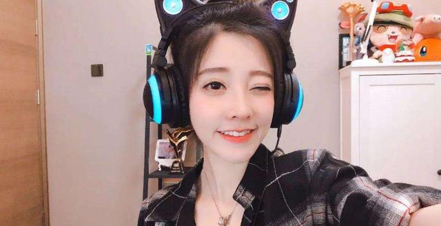 网红真实名字叫什么?冯提莫和papi酱像男生,S