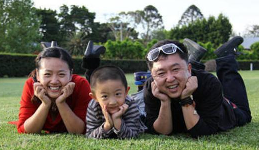 于谦深夜晒今年钢丝节合影,一如既往的大合影