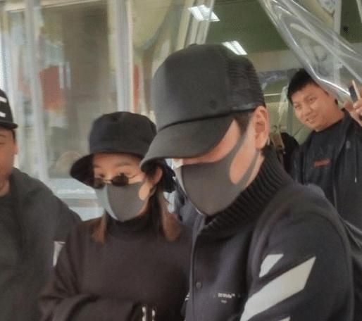 赵丽颖产后出院,冯绍峰全程用身体护送