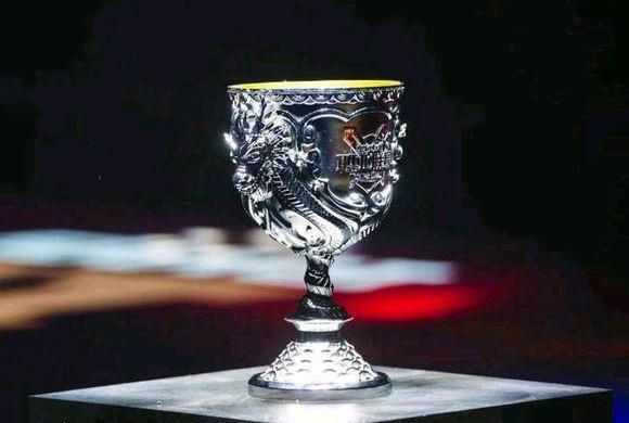 RNG新队服引争议:UZI捧s赛冠军奖杯,将IG置于