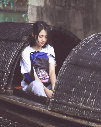 郑爽真是人如其名,率性爽朗,在国外逛超市竟将