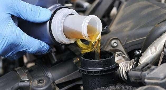 汽车的油水更换周期,机油看型号,刹车油看里程