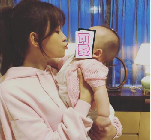 孙怡和女儿穿同款裙子,网友们却看到了亮点,大