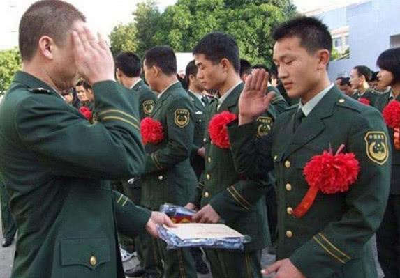 怎么判断一个人有没有当过兵?记住这三点就好