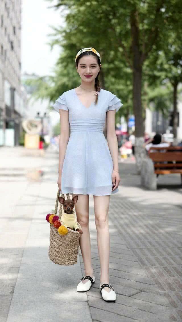 街拍:美女穿蓝色t恤配紧身牛仔裤,秀出性感好身材