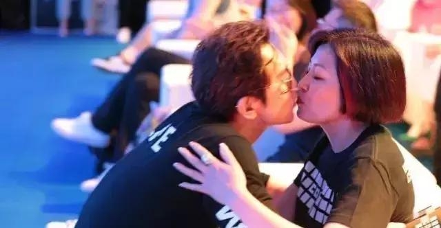 著名主持人李咏患癌离世,与妻子哈文的甜蜜爱情画上悲痛句号