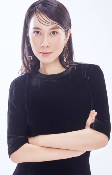 她出道21年不温不火，被称为“坏女人专业户”，42岁知性优雅