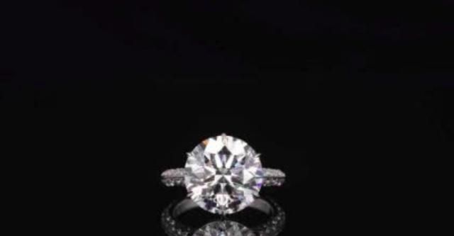 向佐求婚郭碧婷送5克拉钻戒刻誓言,晒二人海边