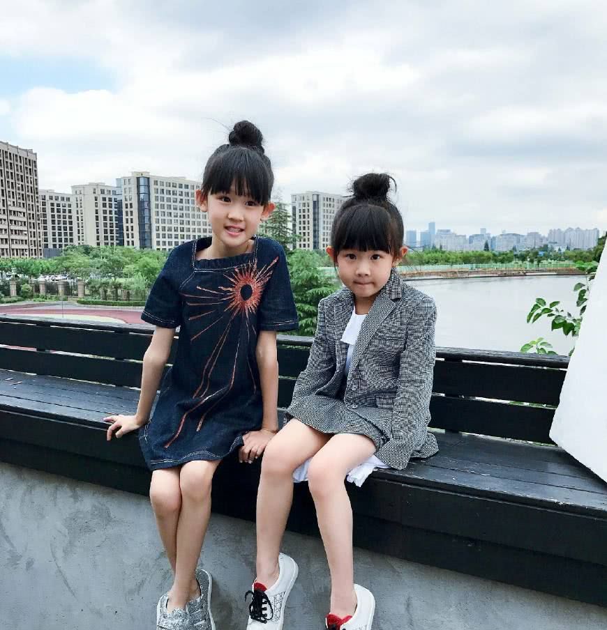 陆毅获俩女儿用力亲吻，搞怪大笑，露满脸鱼尾纹，一家四口大长腿