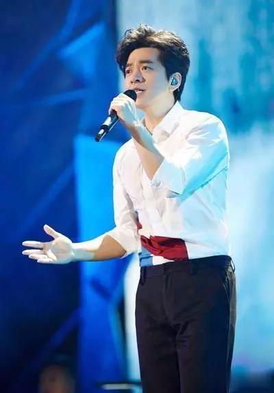 李健微博晒合照,一句话、寥寥数语便见其诗人