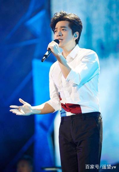 李健微博晒合影却遭网友调侃,原来他是如此的