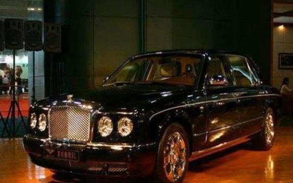 “唐僧”亲自开宾利来保养, 4S店师傅: 车内一块表比A8还要贵