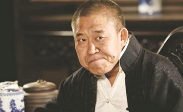 因嘴歪走红的演员，妻子女儿貌美，隔代遗传却害苦外孙女
