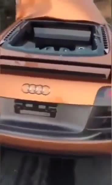 还未挂车牌的奥迪新跑车，被撞得只有后箱了