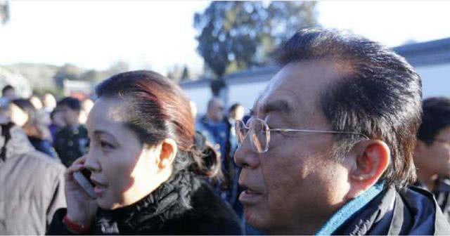 78岁歌唱家李双江，面容憔悴苍老，现如今51岁娇妻也老了