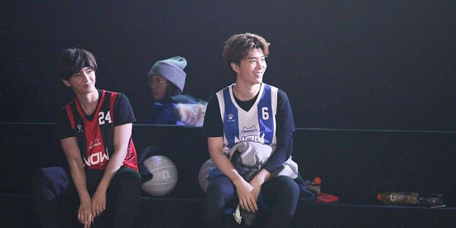 33岁的炎亚纶,18岁的范丞丞,站在一起竟毫无年