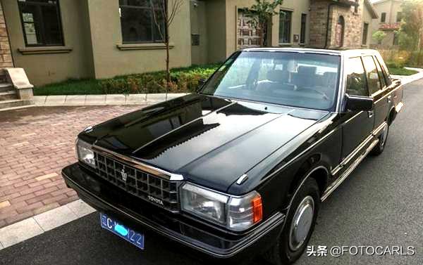 这款丰田皇冠应该是那个年代皇冠里面最靓的一款型号了,轮廓方正,棱角