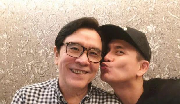 姜大卫夫妇挽手现身机场,儿子姜卓文负责推行李,一家三口温馨