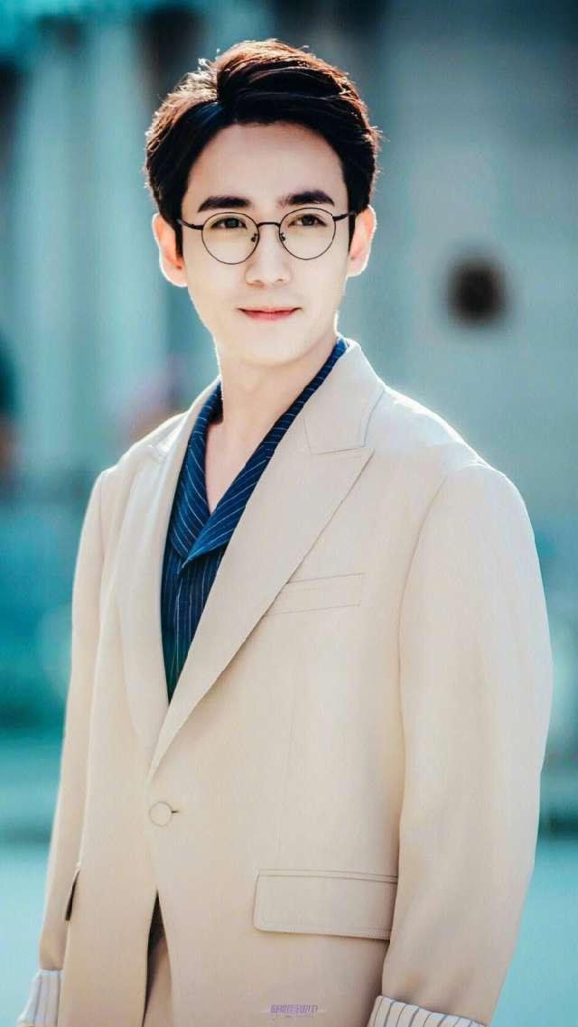 的部位:千玺的腹肌,朱一龙的眼,却都没他的手撩