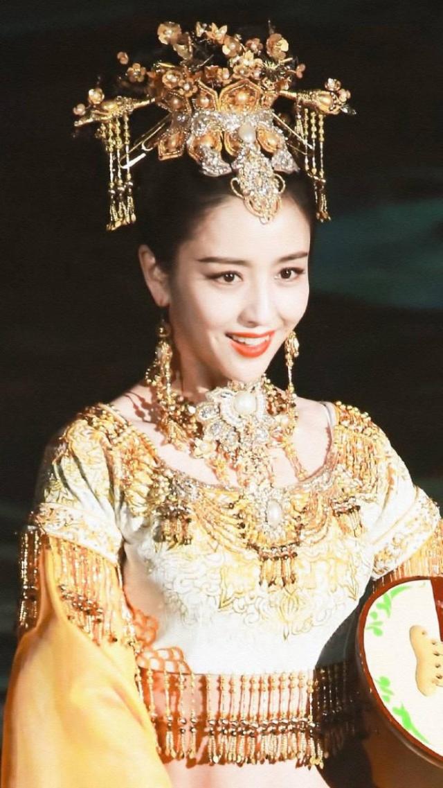她的一支敦煌飞天舞惊艳全场，如今不再自卑的她竟美成了一幅画