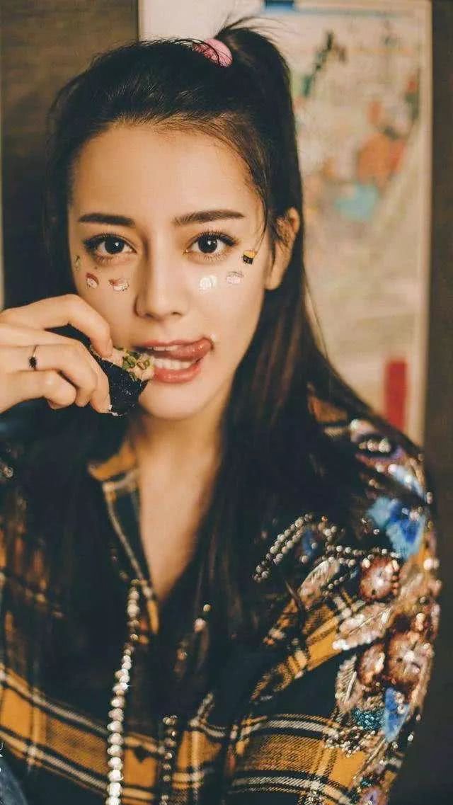 过年晒吃的学明星摆拍,迪丽热巴是行家,赵丽颖吃相可爱又下饭!
