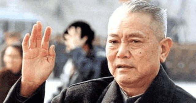 师长和老总_炎亚纶和摄影师长吻