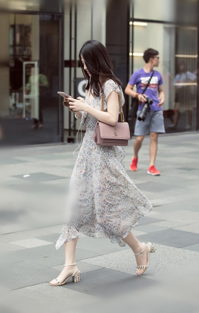上海街拍 蓝色长裙的美女 看着非常漂亮,女人味让人欲