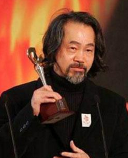 67歲元華生活近照:大器晚成53歲成影帝,如今生活落魄要領救濟