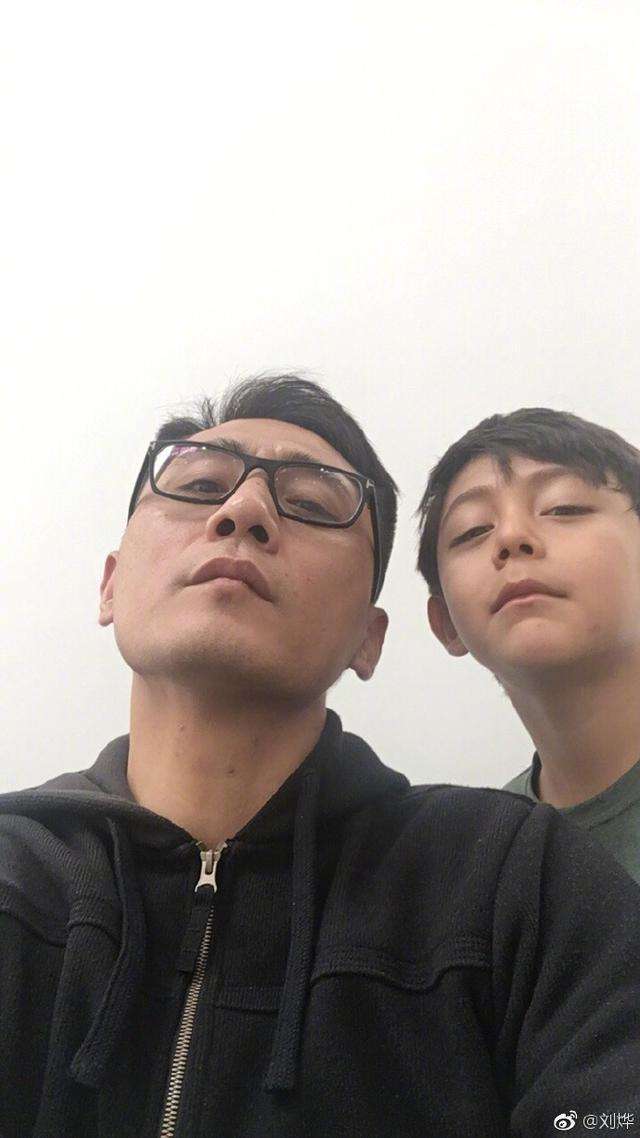 刘烨晒出父子合照 诺一越来越像刘烨 关键是眼睛