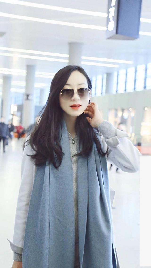 被韩雪美到了，米色大衣配蓝色围巾，30岁出头的女人就该这么穿