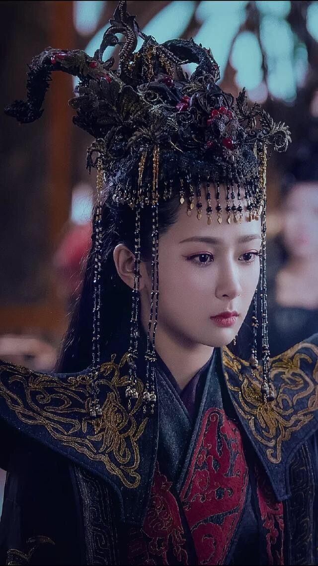 香蜜中邓伦娶了杨紫三次,三次嫁衣却大不相同,哪套更美?