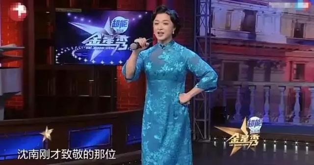 萨顶顶拿反话筒出现低级失误？专业歌手对“假唱行为”无声反抗！