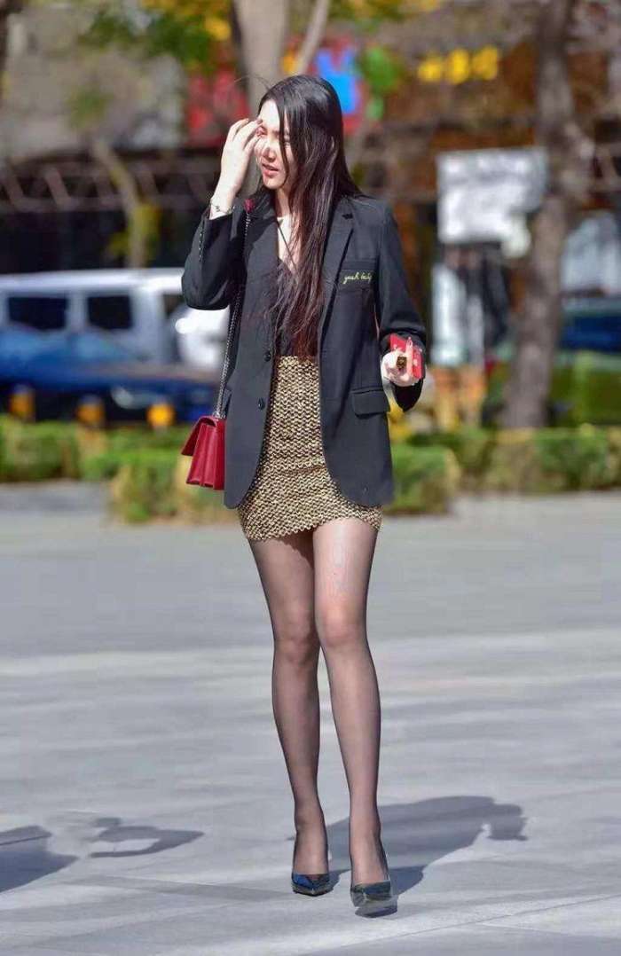 街拍:小姐姐脚上穿着黑色平底鞋配丝袜,显出姐姐迷人小长腿.