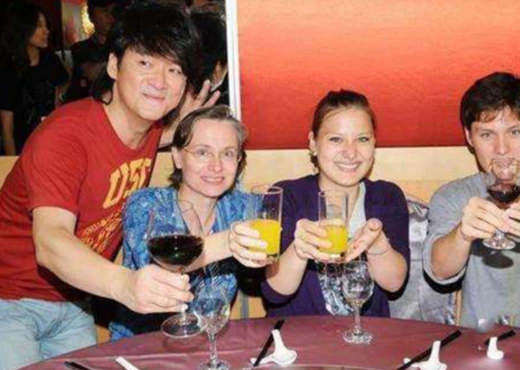 58岁周华健近照,娶美国妻独宠32年,混血儿子帅气十足
