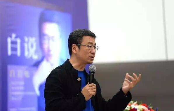 梁宏达曾用6个字评价白岩松，如今评价李咏却用了7个字，真敢说