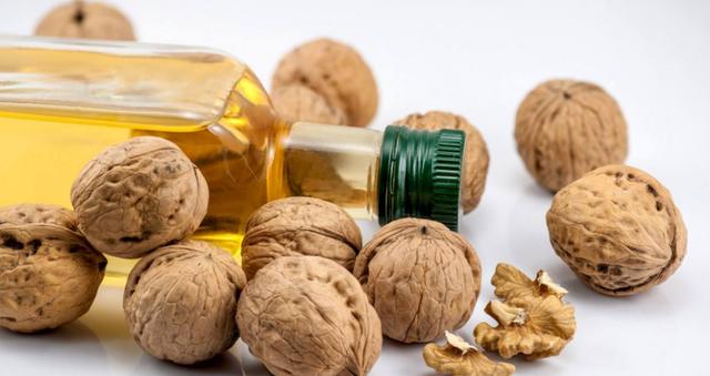 宝宝多大可以吃油?千万别在辅食中用错了油!