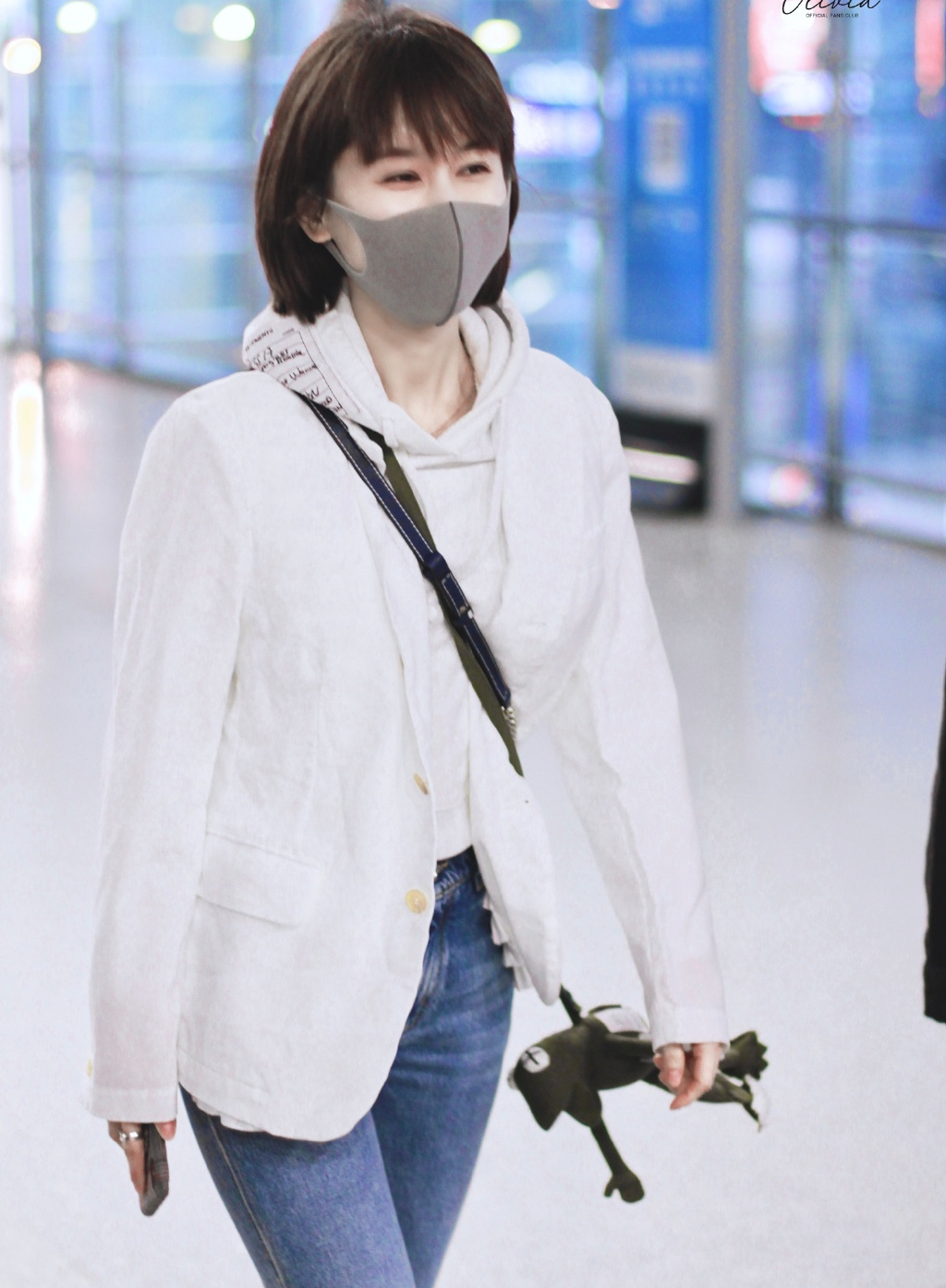 王子文一身中国红秀“竹竿腿”,短发搭配显高10cm,信你只有80斤 王子文一身中国红秀“竹竿腿”,短发搭配显高10cm,信你只有80斤