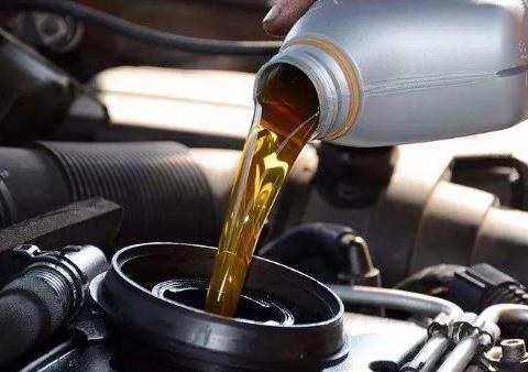 汽车保养换完机油后，一定把机油桶要回来，别因要面子而吃亏！