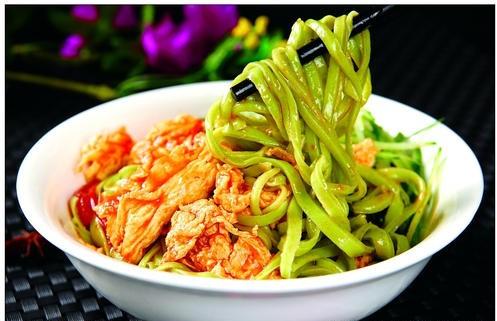 在陕西美食中,宝鸡的削筋面与咸阳的驴蹄子面有不面食丁山图片
