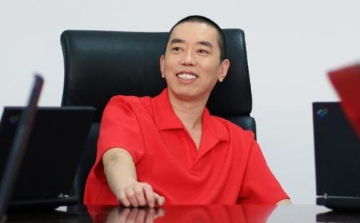 他靠一句“广告语”赚了500亿，现如今，奔驰和私人飞机只代步