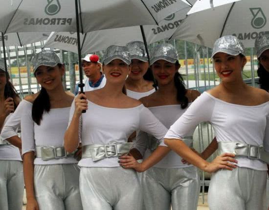 搞笑GIF趣图:我只是按了一下遥控器,闺蜜就成