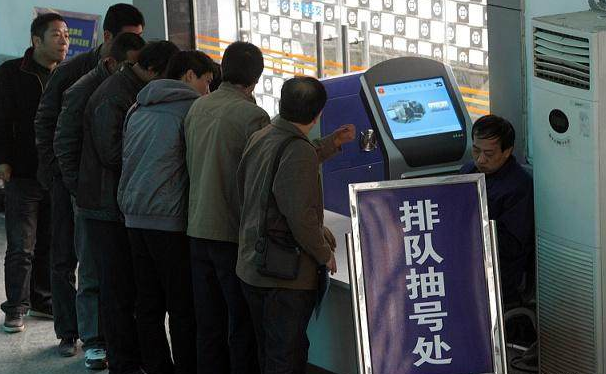 京牌摇不中,电车要排队,新政策施行,外地车何去