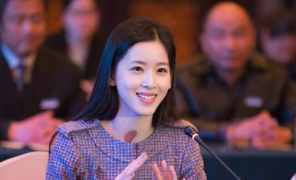 章泽天与刘强东离婚?是造谣还是事实,章父一句