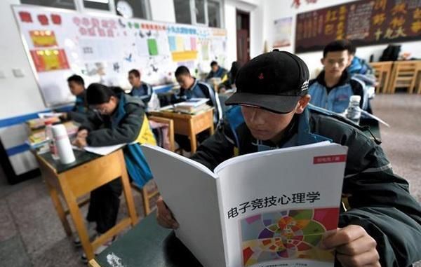 LOL:当初选择电竞学校的学生,后悔了吗?看看他